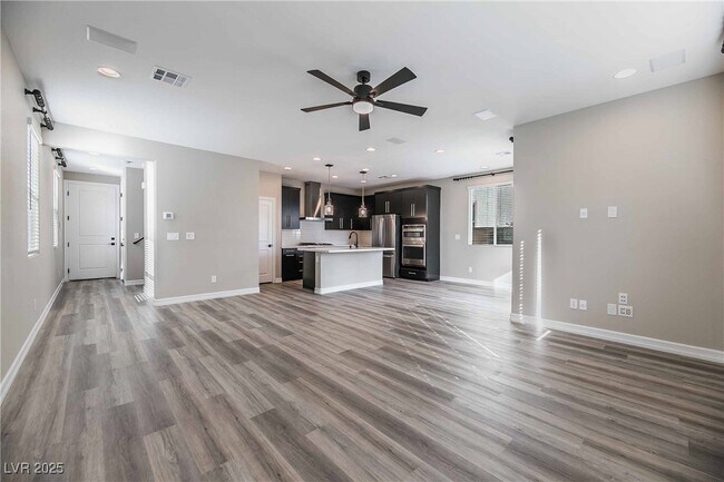 Foto del edificio - 4836 SENSITIVE St