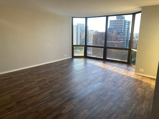 Foto del edificio - 2650 N Lakeview Ave