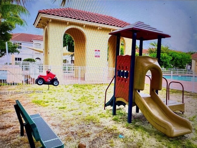 Foto del edificio - 4932 SW 140th Terrace