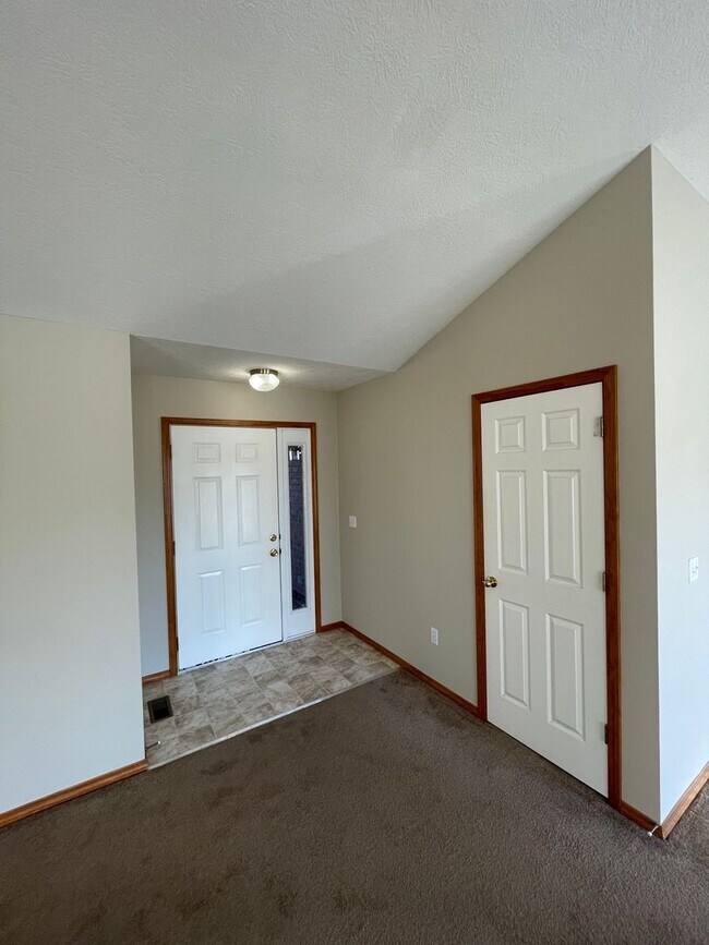 Foto del edificio - Willard 3 bed 2 bath at a great price -
