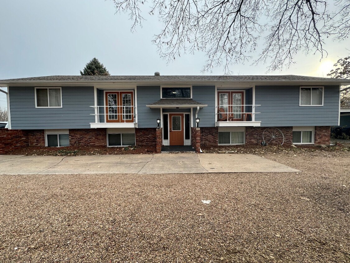 819 E 1st St Unit D, Newton, KS 67114 Room for Rent in Newton, KS