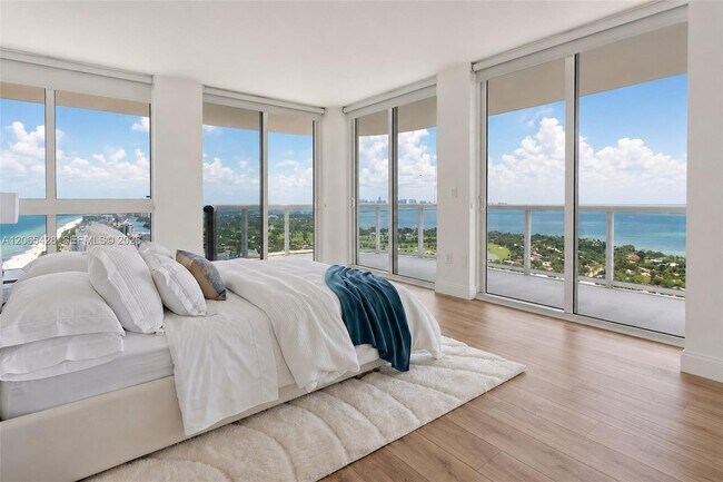 Foto del edificio - 6365 Collins Ave