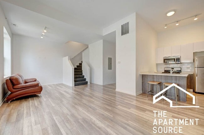 Condo Quality Duplex up 2 Bed/2.5 Bath, In Unit W/D - Condo Quality Duplex up 2 Bed/2.5 Bath, In Unit W/D