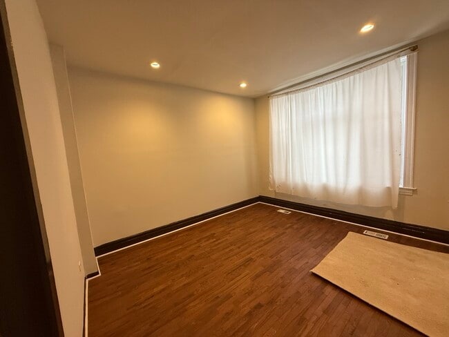 Building Photo - 2136 S Homan Ave