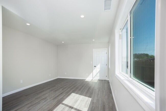 Building Photo - 3844 W 113th St