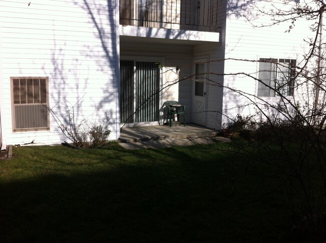 Patio / lawn - 23400 Middlebelt Rd
