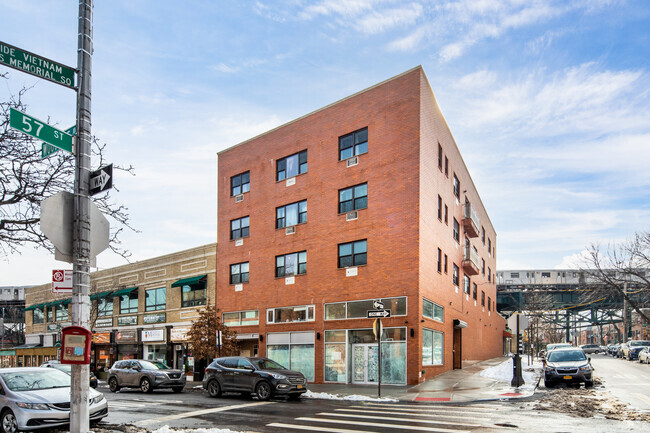 Foto del edificio - 5704 Woodside Ave