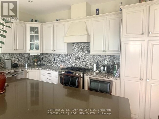 Building Photo - 9 Greenwood Forest Rd