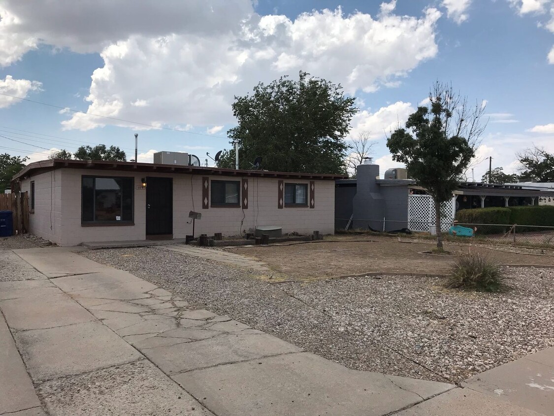 Foto principal - Nice 3 bedroom in Mesa Village. Great loca...