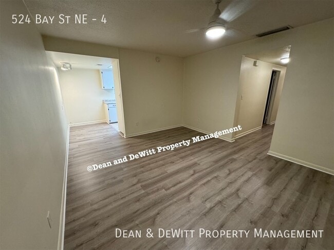 Building Photo - 2 Bed/1 Bath - Unit 4