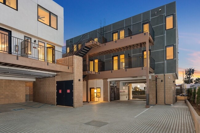 Building Photo - Modern 1x1 - Premier National City Location. Immediate Move-In!