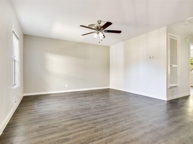 Foto del edificio - 6113 Manor Rd
