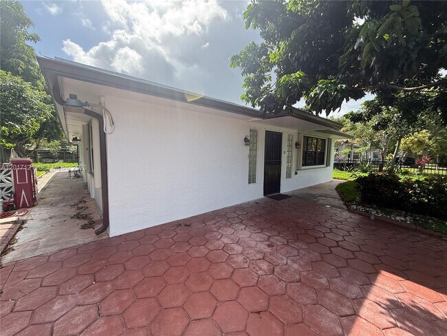 Building Photo - 2650 SW 13th Ave