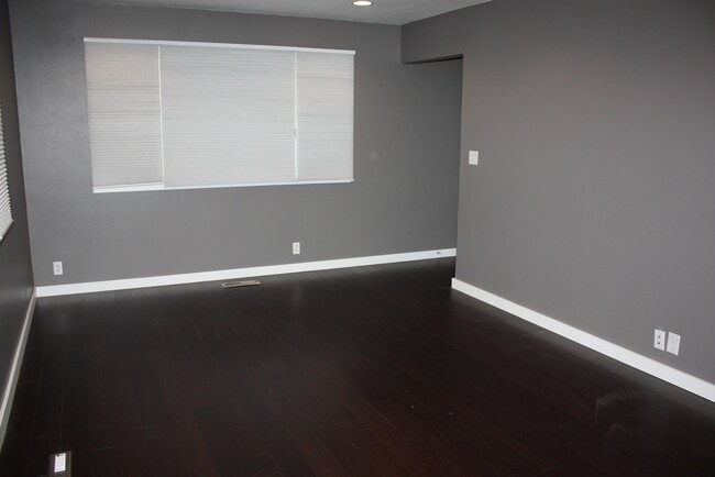 Building Photo - Adorable 2 bedroom HOME