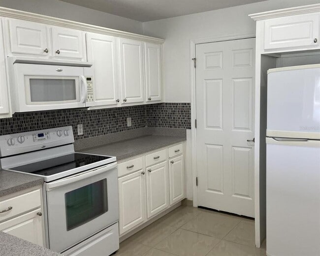 Building Photo - 2444 Hassonite St