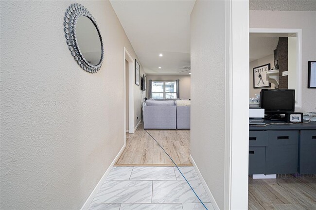 Building Photo - 7527 Oak Village Dr