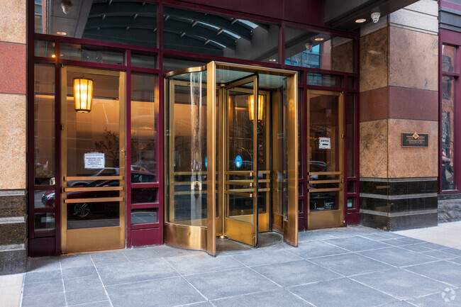 Entrada - The Huron at 100 East