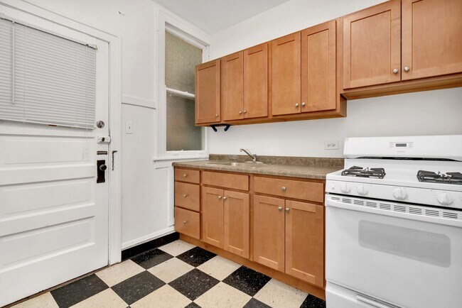 Building Photo - 808 W Arlington Ave