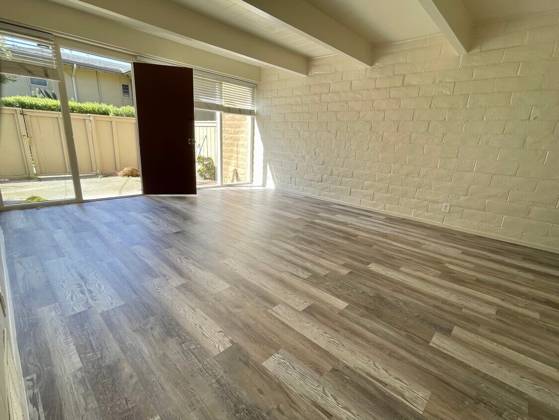 Sala de estar en la planta baja con vista al patio. - 451 Dela Vina Ave