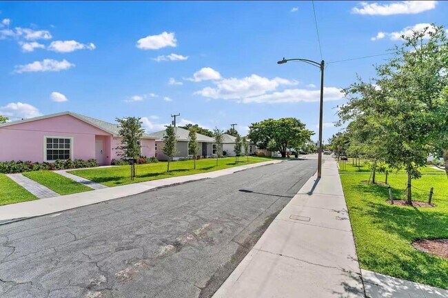 Building Photo - 565 Lilac Ct