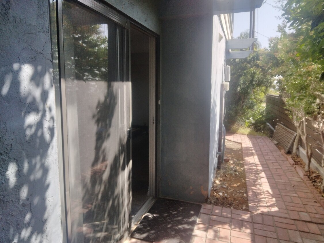 Foto principal - 3331 Dickens St