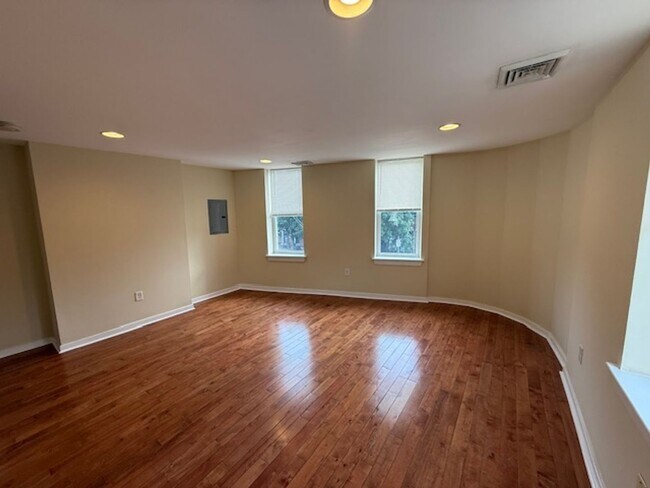 Foto del edificio - Renovated 2-Bedroom Apartment in the Heart...