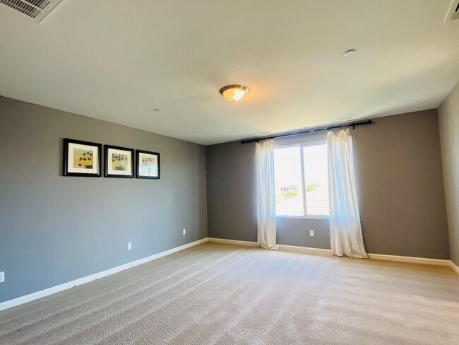 Foto del edificio - $2,395 Ashlan & Leonard, Beautiful 3 Bedroom - Buckingham Ave, Clovis