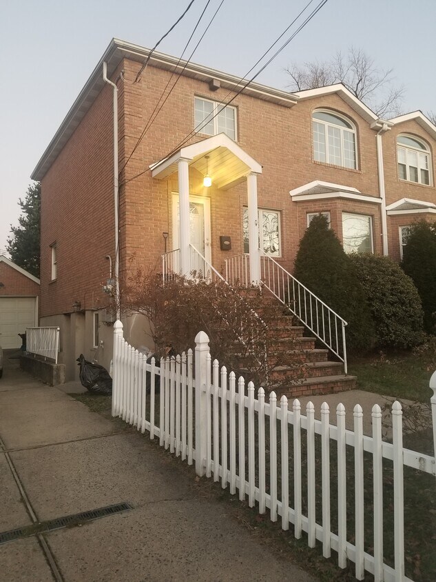 Foto principal - 671 Bement Ave