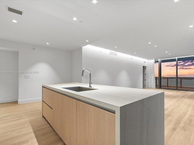 Foto del edificio - 700 NE 24th St