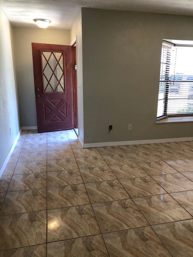 Building Photo - 3 Bed 2 Bath Home Pet Friendly With Large ...