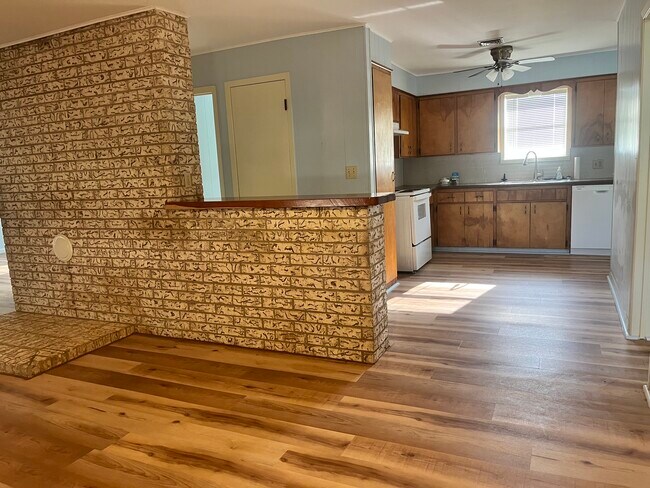 Building Photo - 504 Kessler St