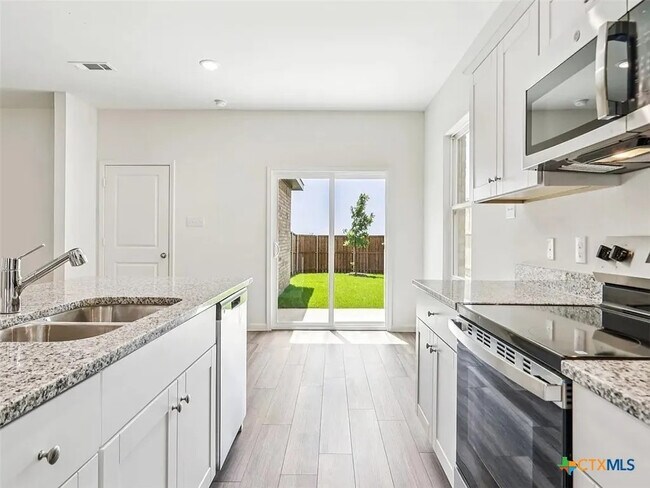 Foto del edificio - Room in House on Mullen Wy