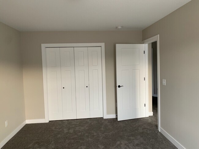 Foto del edificio - 555 Meadow Ln
