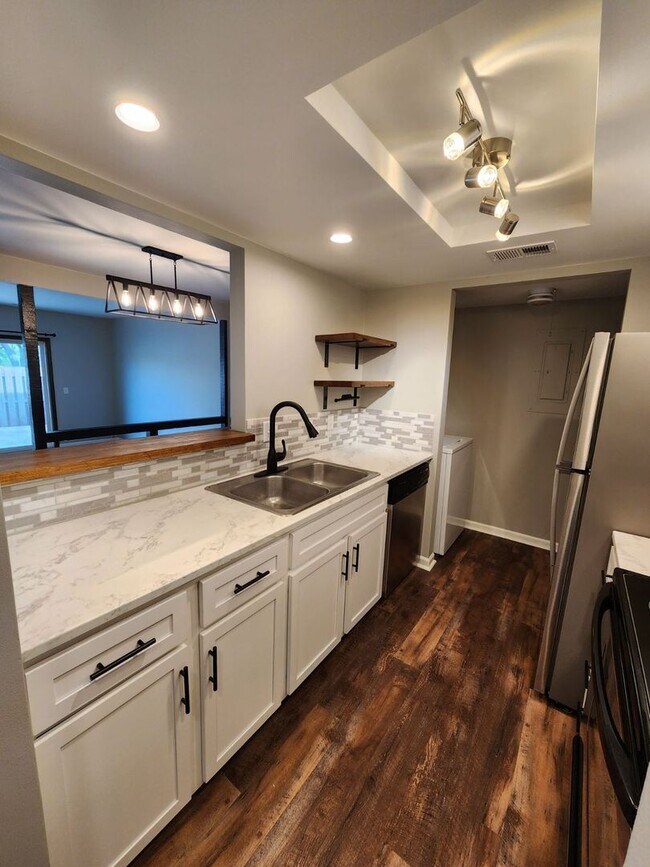 Foto del edificio - Beautifully Updated Three Bedroom!