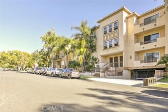 Building Photo - 556 E Palm Ave