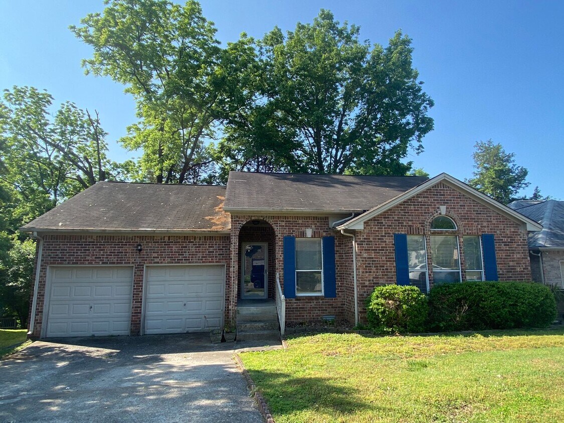 Primary Photo - Renovated 3 Bedroom / 2 Bathroom/ 2 Car Ga...