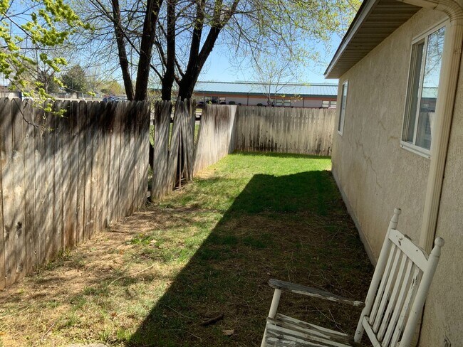 Foto del edificio - Two bedroom, Two Bath Duplex with One Car ...