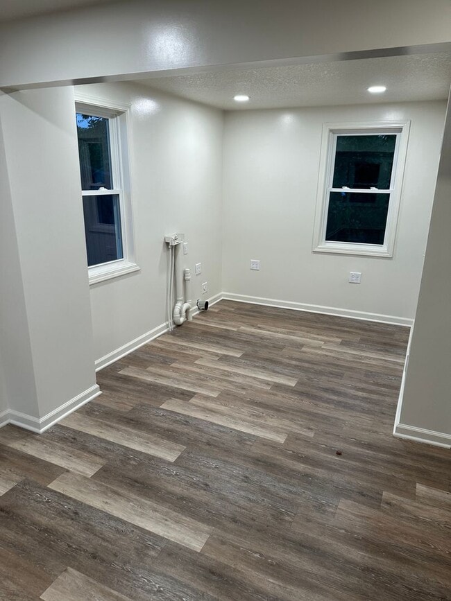 Building Photo - LEO  3 BR 1 Bath