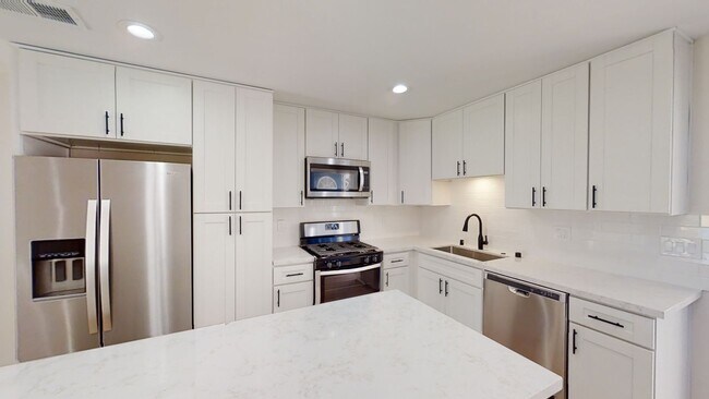 Building Photo - Newly Renovated (2022), 4BD/2BA