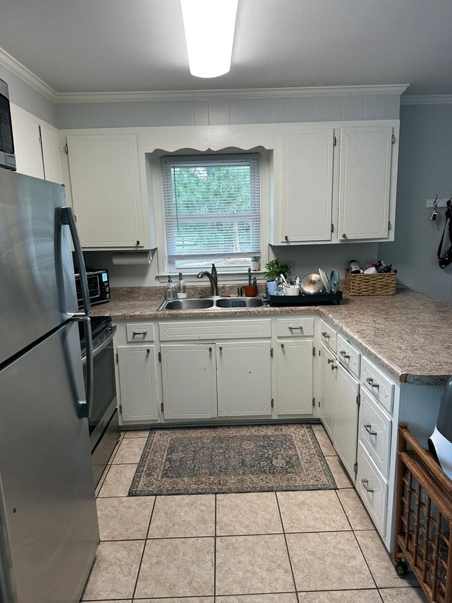 Building Photo - Cute home with great space