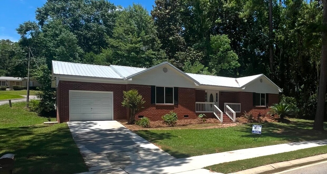 Foto principal - Immaculate Brick Ranch Rental in the Desir...