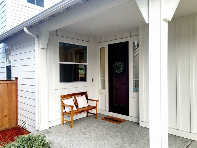 Foto del edificio - Spacious, Modern and Immaculate 4 bedroom, Convenient Location in Poulsbo