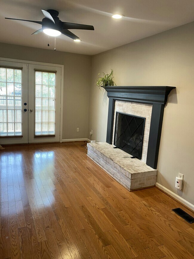 Foto del edificio - 557 Tiffany Ct