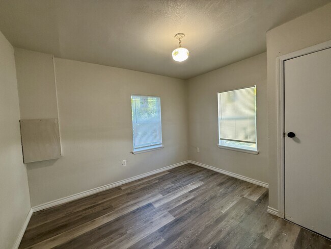 Building Photo - 914 W Vinita Ave