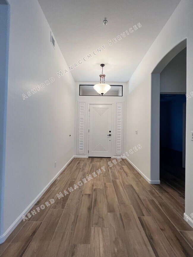 Foto del edificio - COME HOME TO LUXURY IN GATED GRAYHAWK GOLF...