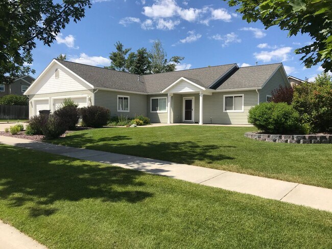 Foto del edificio - Beautiful Single-Level Home with 3-Car Garage, RV Parking & Gorgeous Landscaping