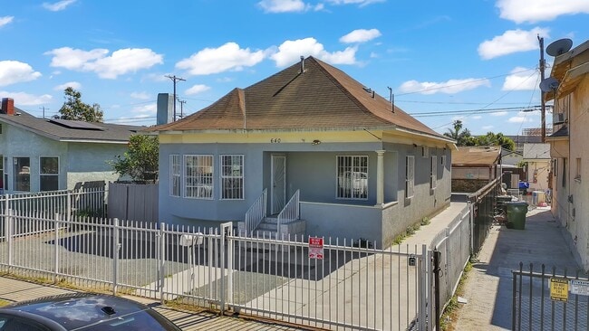 Photo - 640 E 54th St House