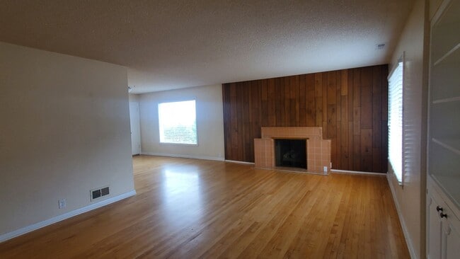Building Photo - Spacious 2 Bd Main Level Duplex