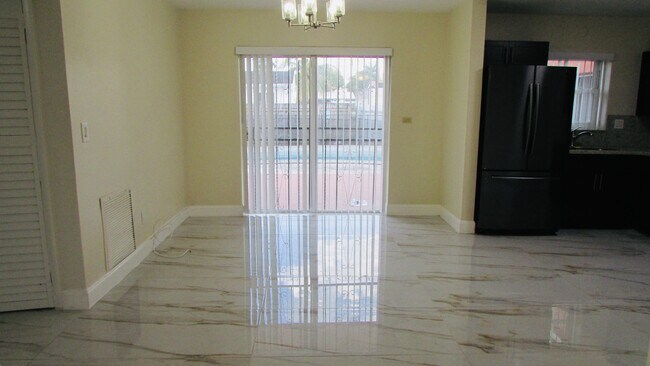 Foto del edificio - 4470 NW 175th St