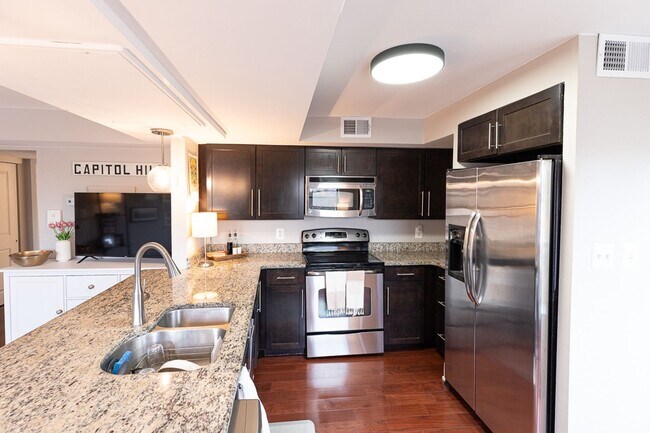 Foto del edificio - Beautiful One Bed Condo with Updated Bath ...